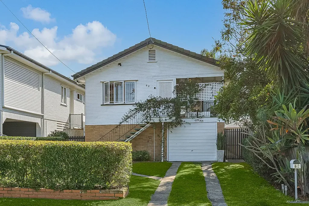Sherwood 3 Bedroom PARKSIDE LIVING AND POOLSIDE ENTERTAINING IN SOUGHT-AFTER SHERWOOD