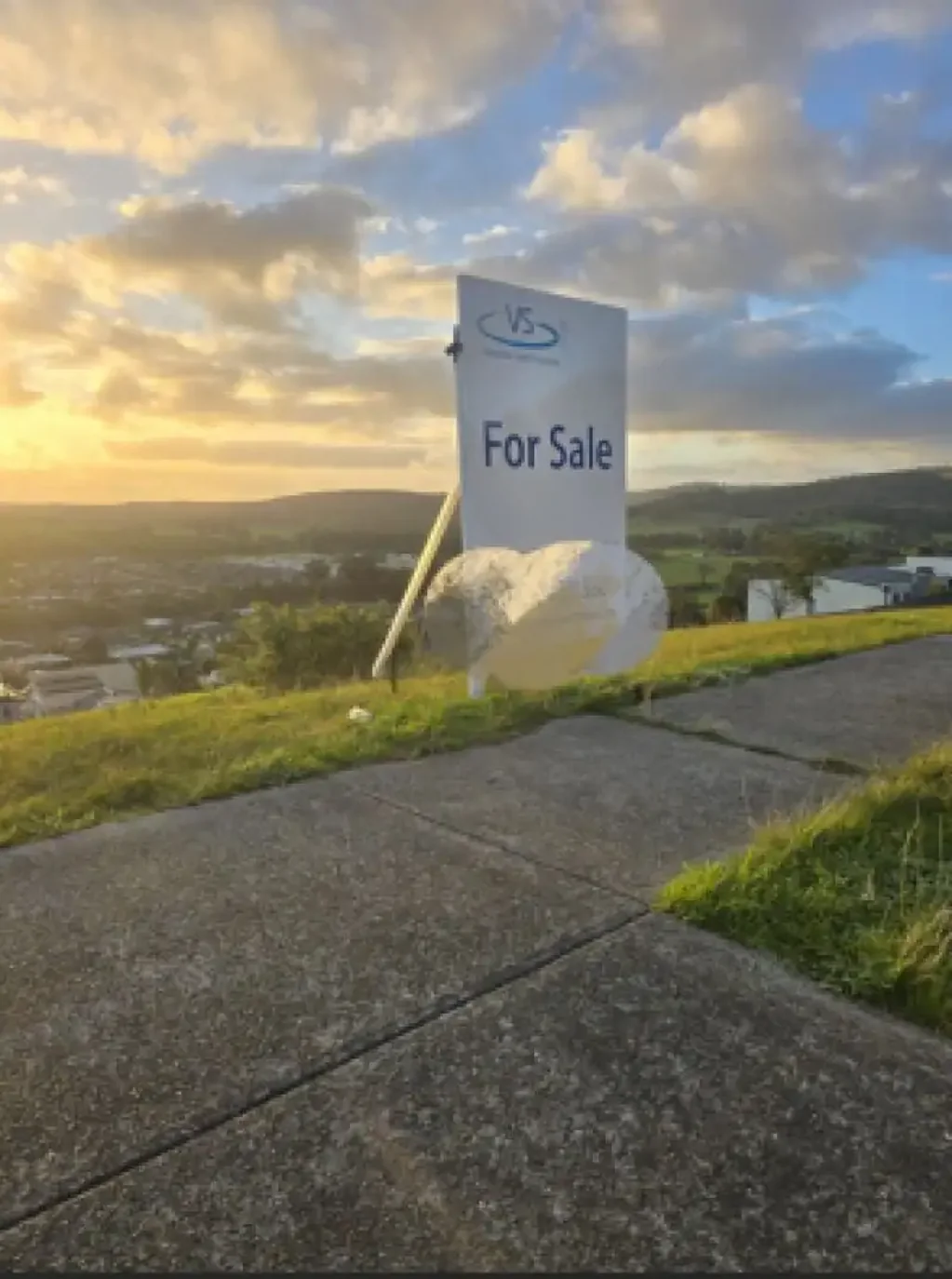 Pakenham 稀有800平方米山顶土地，坐拥全景 Rare 800sqm Hilltop Land with Panoramic Views