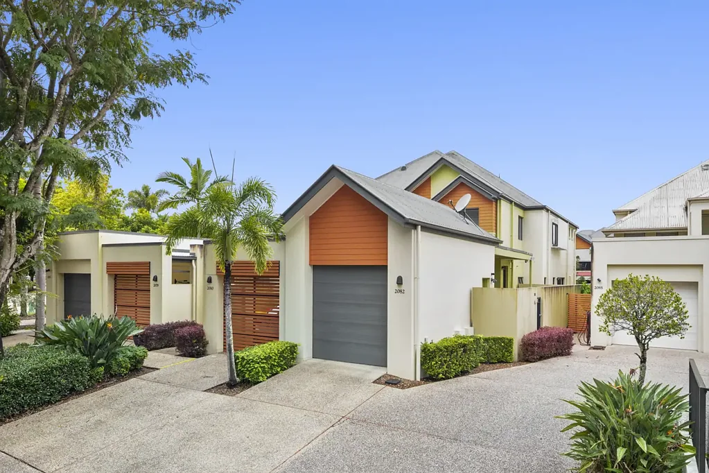 Carrara 2침실 Rare Vistas Gem | Light-Filled Living with Versatile Loft!