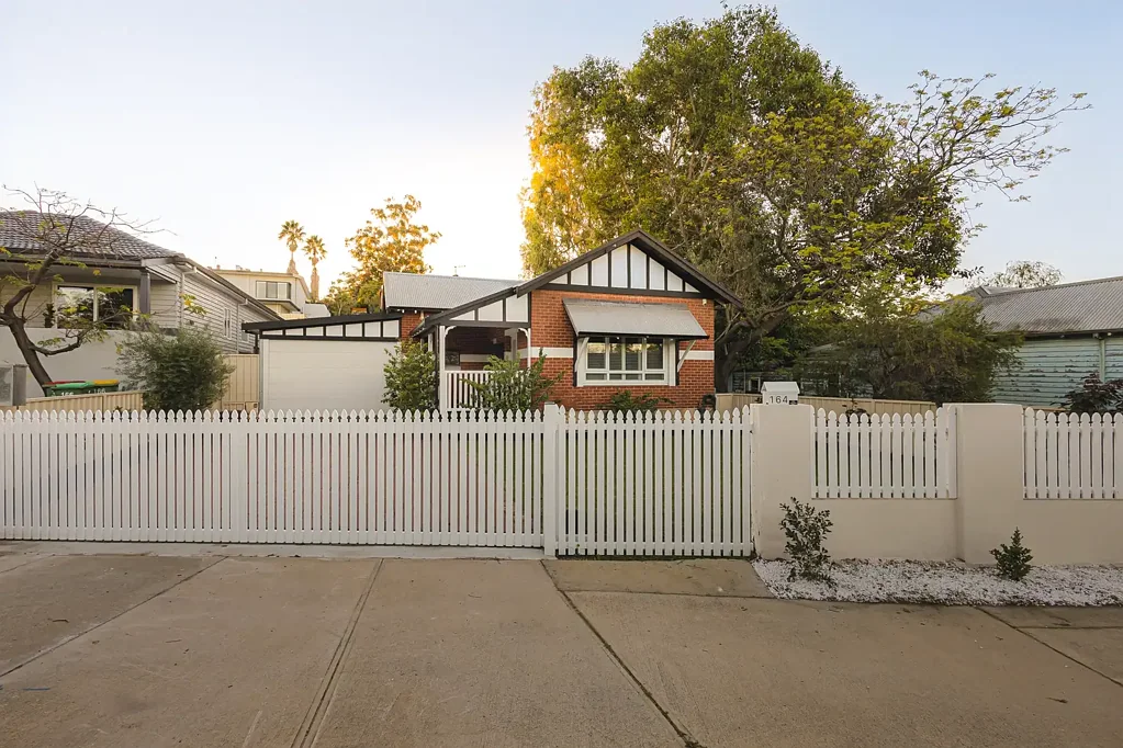 Bayswater 3房  A timeless circa-1920 character home with a modern edge