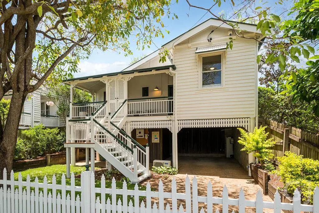 Lutwyche 3房 Queenslander风格住宅 双居住区 经典厨房 高天花板 宽敞露台 后院空间 全屋木地板 壁炉 车库存储 太阳能系统 Prized Position and Location on Kedron Brook