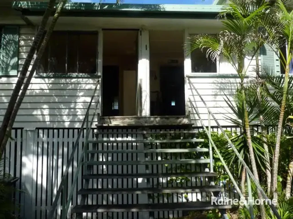 QUEENSLAND STYLE UNIT CENTRALLY LOCATED