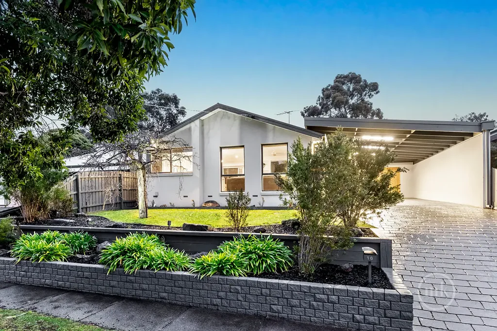 Greensborough 3 Bedroom Easy Family Living Indoors And Out!