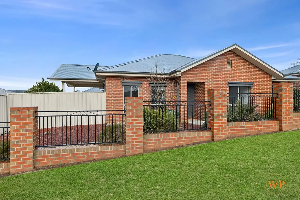 Kilmore 3房  Tidy & Spacious 3-Bedroom Red Brick Unit in Prime Location