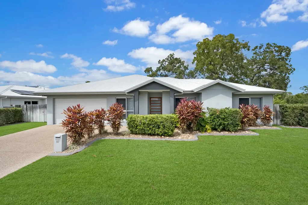 STUNNING HOME RIGHT ON THE GOLF COURSE