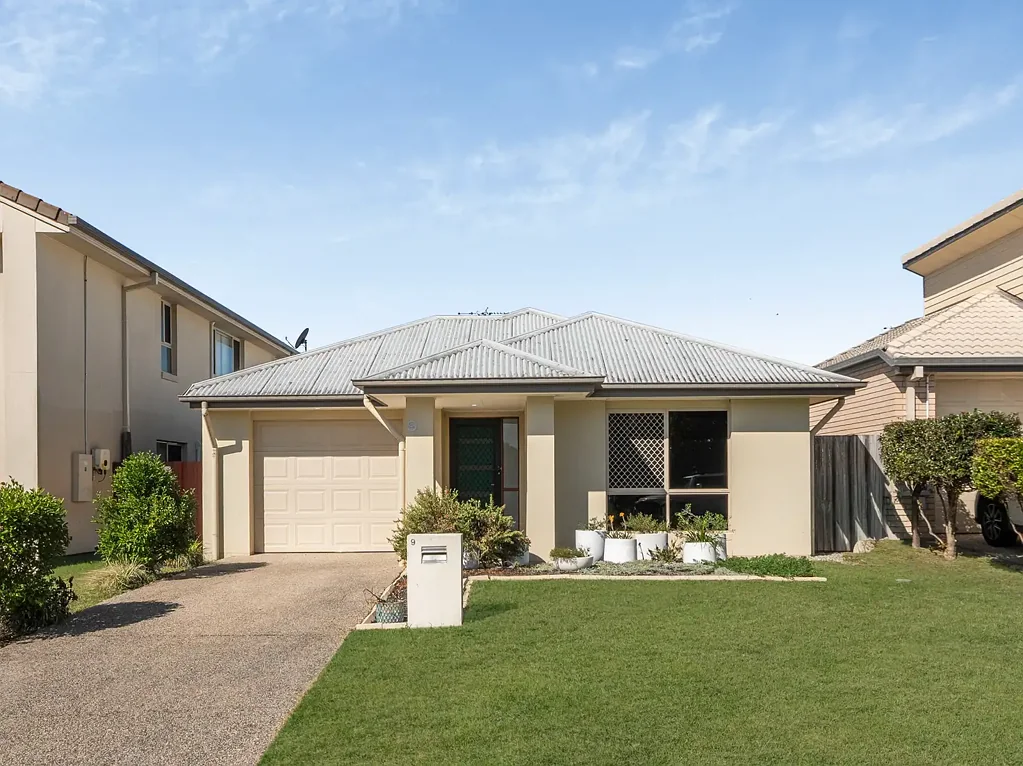 North Lakes 4 Slaapkamer Modern Comfort Meets Easy-Care Living!