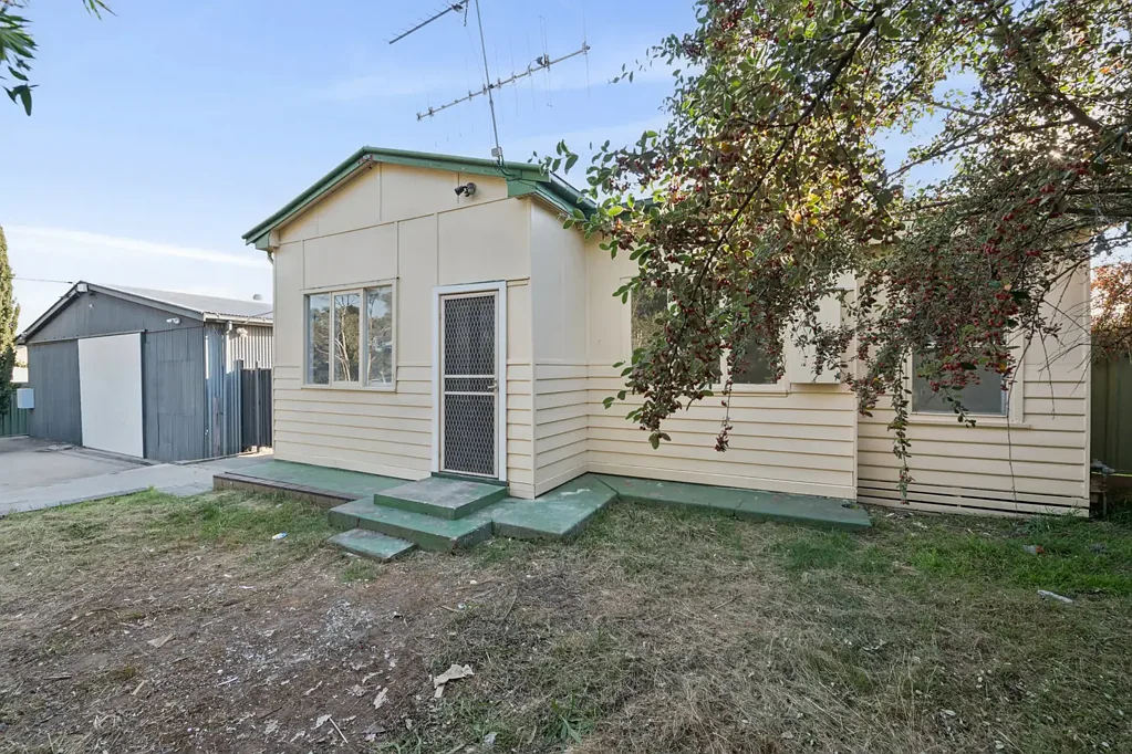 Kangaroo Flat 3બેડરૂમ Home + Huge Multi-Use Shed on Separate Fenced Allotments