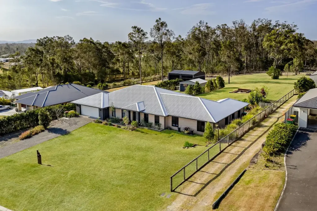 Jimboomba 5Kwarto AUCTION 16TH NOVEMBER | Own Your Own Piece of Luxury Acreage | MODERN HOME WITH SHED