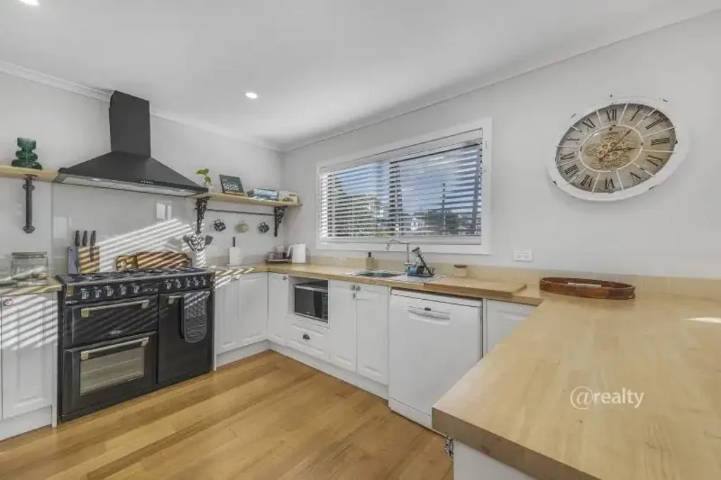East Devonport 4 Bedroom 4 Bedroom home with sea views and plenty of space