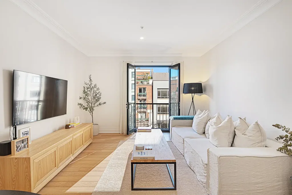 Potts Point 1房 装饰艺术经典建筑 开放式起居阳台 简约厨房设备 豪华现代浴室 步行可达咖啡馆 邻近交通枢纽 Art Deco-Inspired Living in The Manor