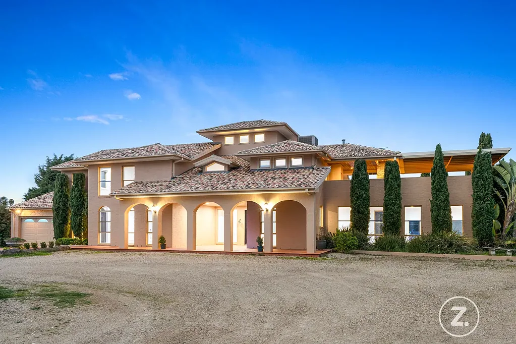Wallan 6Kwarto Tuscan-Inspired Masterpiece with Breathtaking Views on Over an Acre in Hidden Valley