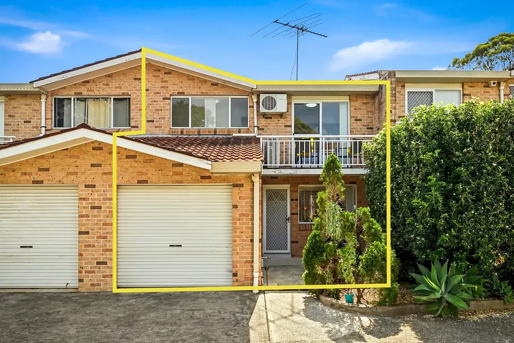 Merrylands 3房 精心维护社区 低维护生活 全新地板楼梯 上层焕新 便捷位置 三卧实用布局 私密庭院娱乐 车库访客位 靠近学校商店 Great Entry-Level Townhouse or Solid Investment Opportunity