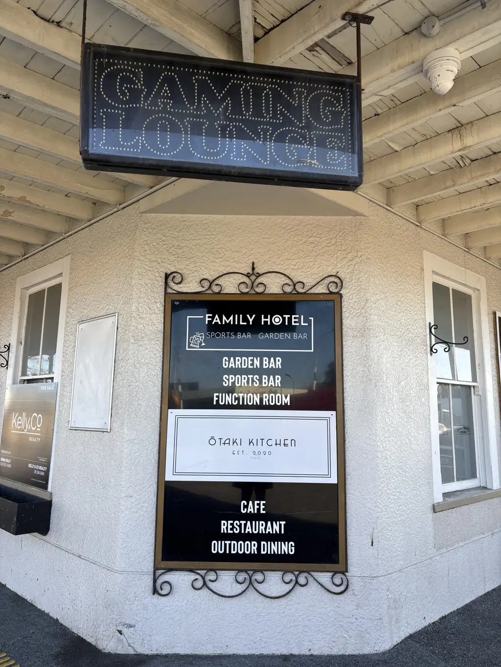 Otaki 8 Bedroom FAMILY HOTEL OTAKI - Iconic Pub with Accommodation