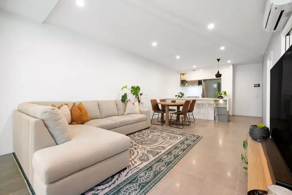 South Brisbane 1ห้องนอน Spacious One Bedroom Apartment with Study, Secure Parking & Resort Style Pool Views in Prime South Brisbane