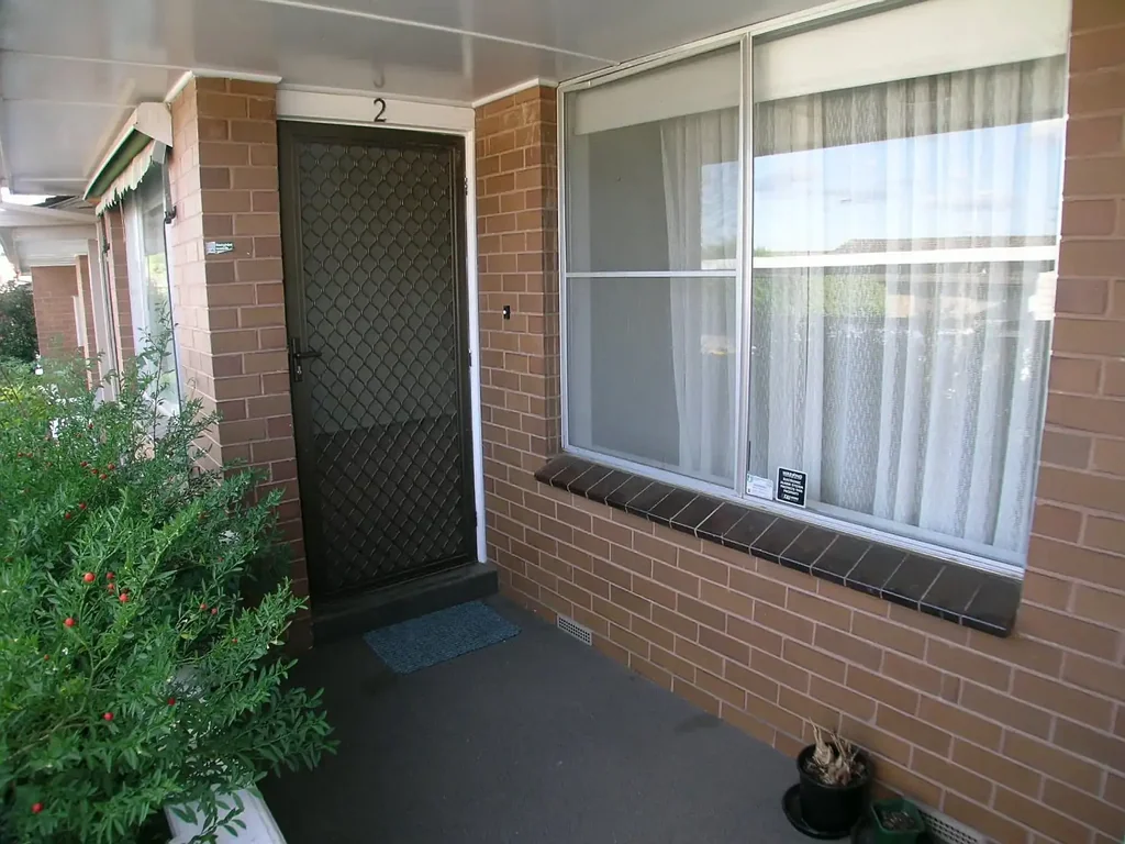 WALK TO GLENROY TRAIN STATION AND SHOPS