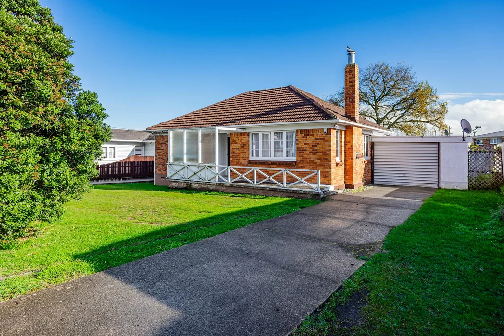Papakura 2Kwarto Brick, Tile & Central