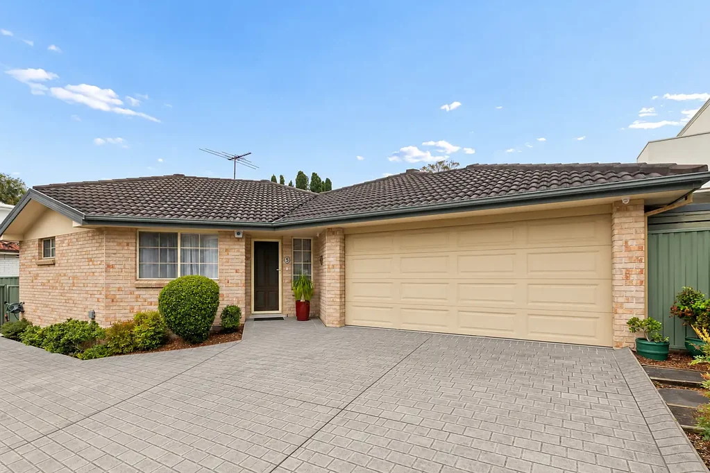 Caringbah 3Zimmer PRIVATE, FREESTANDING VILLA WITH MODERN UPDATES