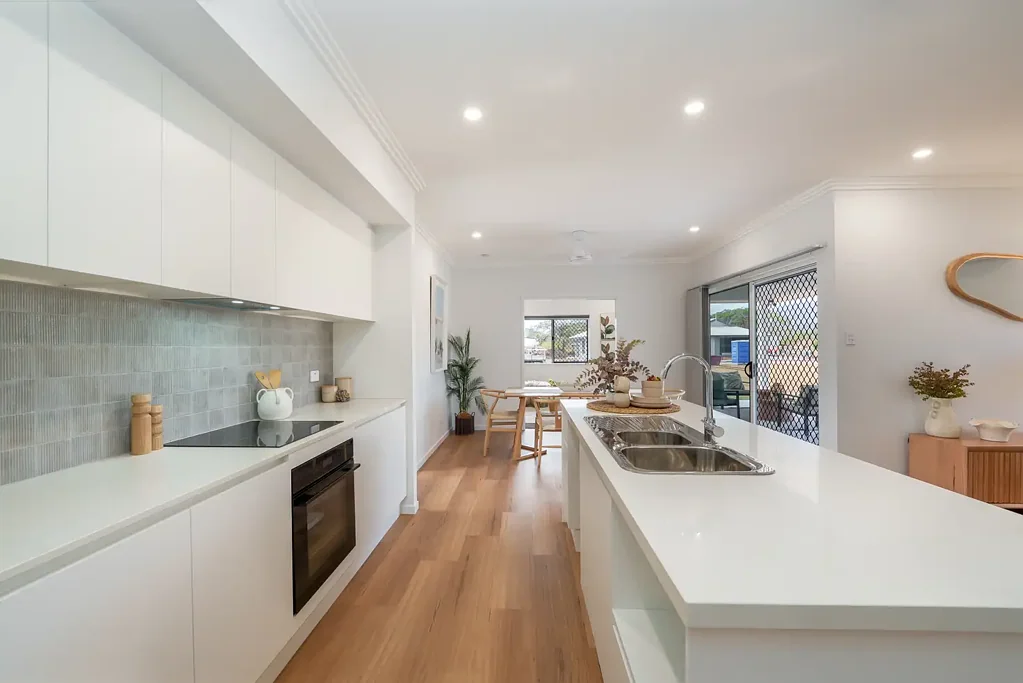 Alligator Creek 4Zimmer Brand-New Ellis Constructions Home Offering Modern Family Living on a Full Acre