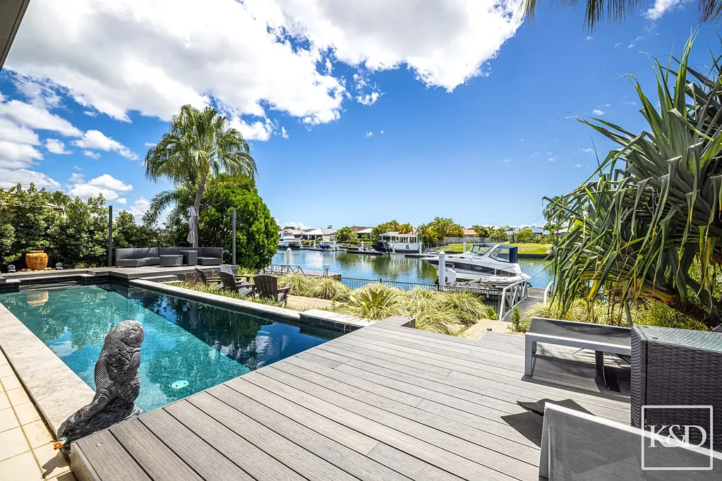 Banksia Beach 4房 海滨瑰宝 40平米占地 电动绞盘码头 液压船用升降机 超大车库 五卧主套房 双室生活区 设计师厨房 朝北泳池娱乐区 太阳能系统 优越临水位置 DEEP WATER ANCHORAGE & PERFECT NORTH ASPECT