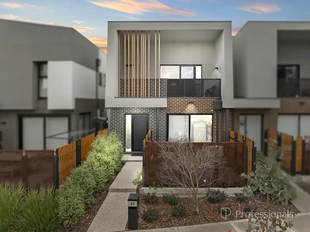 Point Cook 3chambre Stylish Townhouse in the Prestigious Alamanda School Zone – Perfect for Families or Investors