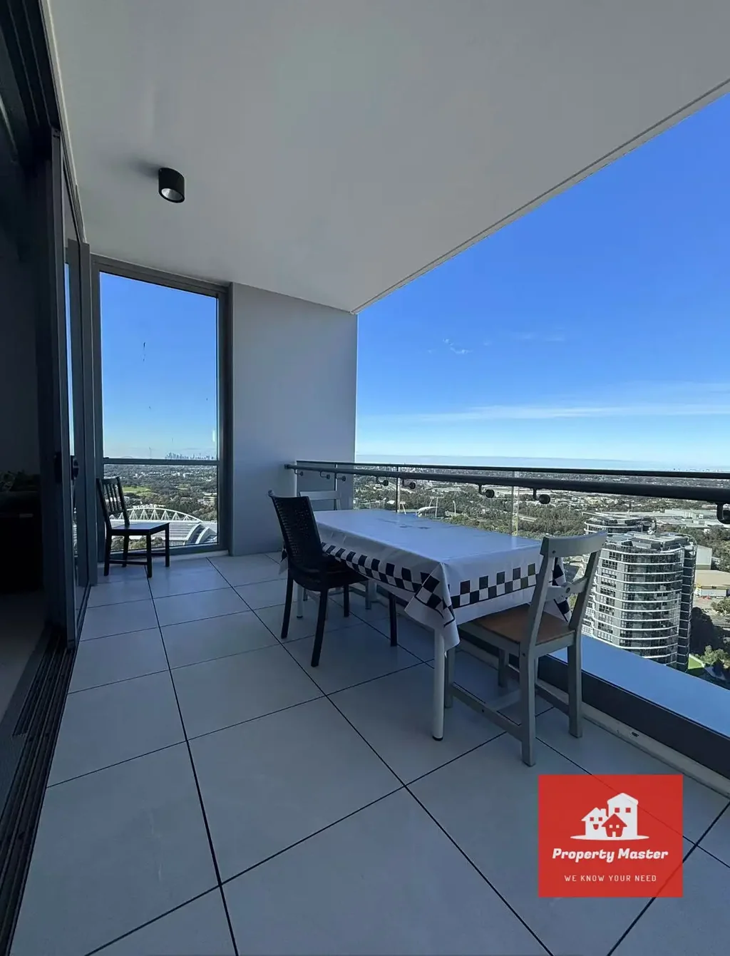 Luxury Resort-Style 'Meriton' Apartment in Prime Location- Sky view