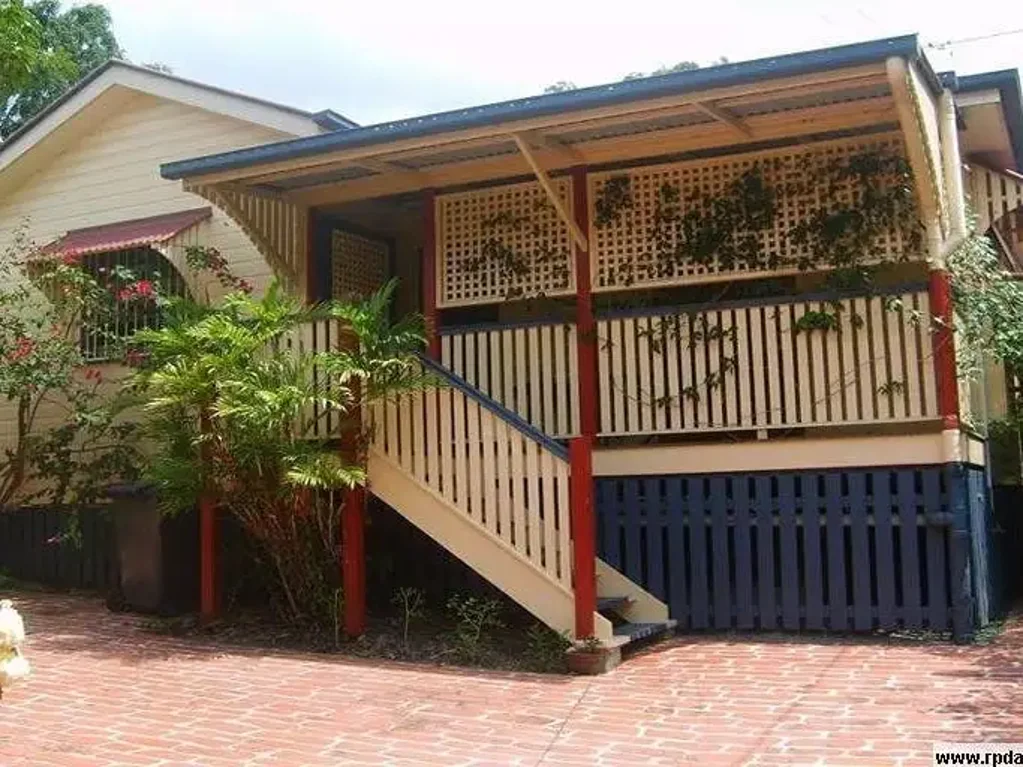 WEST END LOCATION | THREE BEDROOMS | AIR CONDITIONED