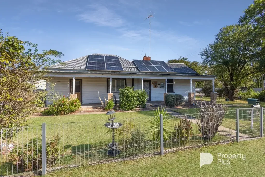 Charlton 4 Bedroom Characterful Home Oozing Potential on 1121m2