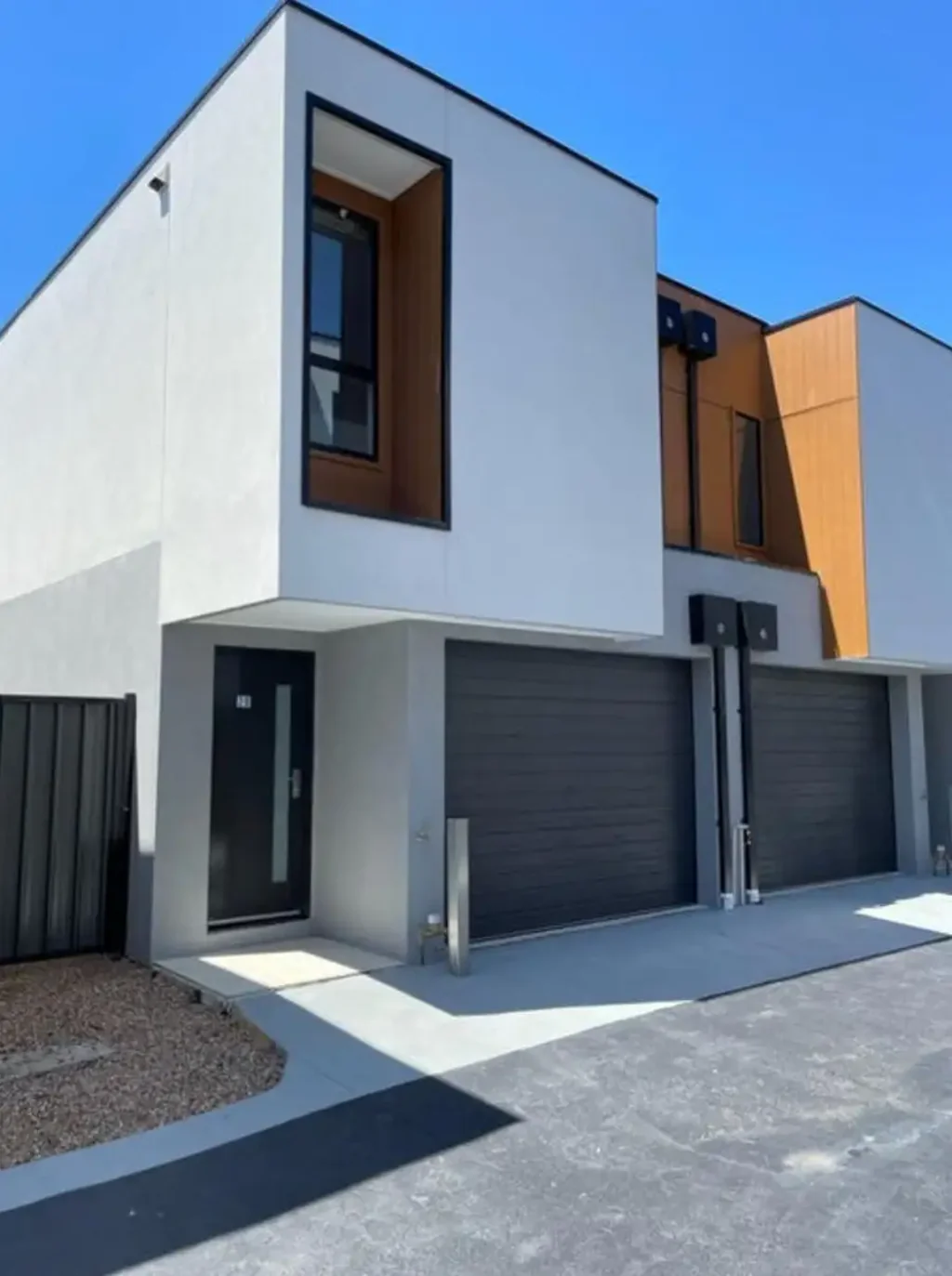 Practical Living in an Unbeatable Location!!!