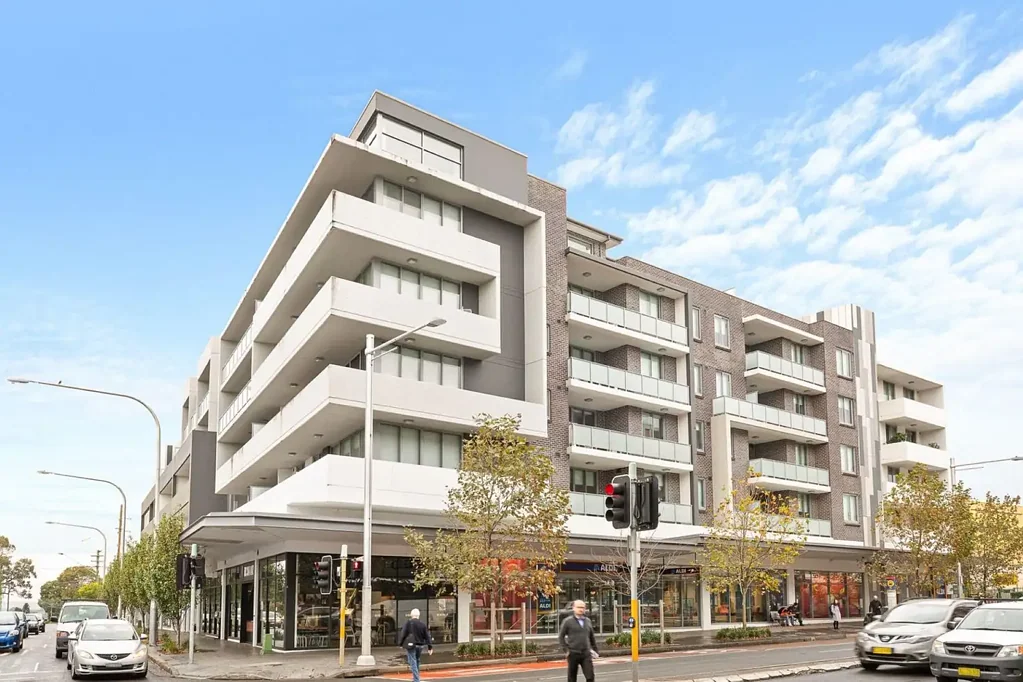 MODERN SPLIT-LEVEL APARTMENT