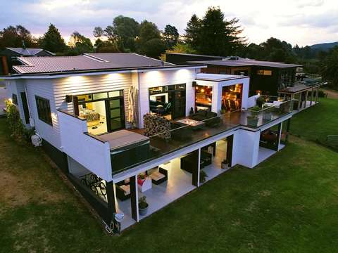 Mangakino 5房  Luxury Lakeside Living - Lawn to Lake Access