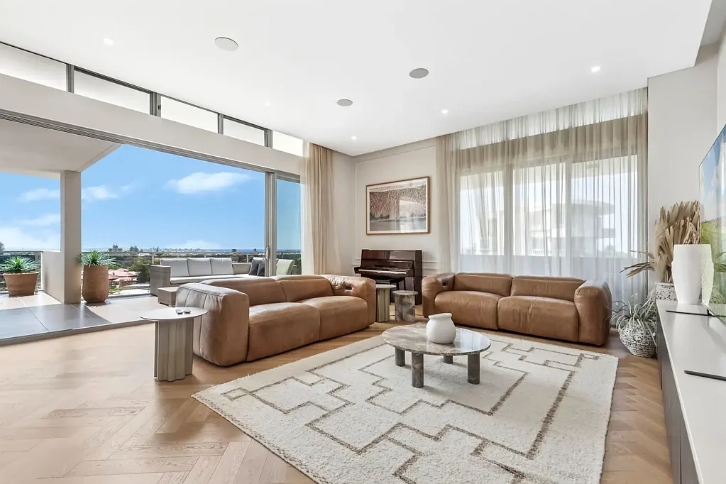 Bondi Junction 4房 环绕式景观视野 3.4米宏伟天花 279平米奢阔空间 Miele全家电 北向娱乐露台 私密行政顶层 公交铁路便捷 优质学校环绕 海滩近在咫尺 Private Floor Luxury Penthouse With Direct Lift Access - Soaring High 3.4-Meter Ceilings, North Facing & Extraordinary Large Terrace