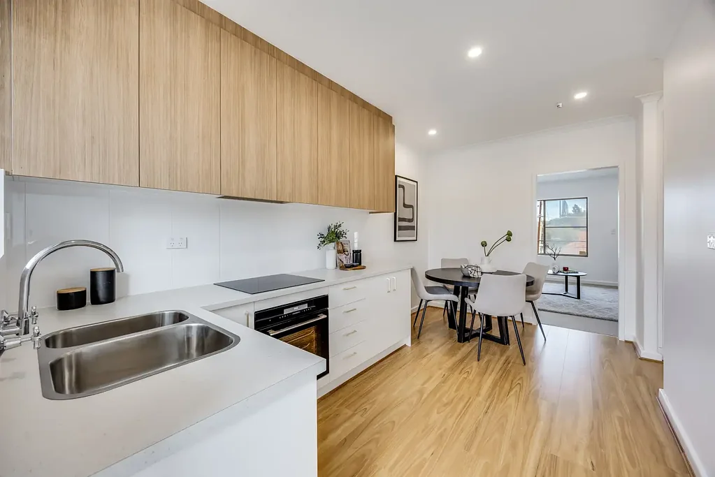 Brooklyn Park 2房  An Upstairs Up-styled Investment That Corners Adelaide for Convenience