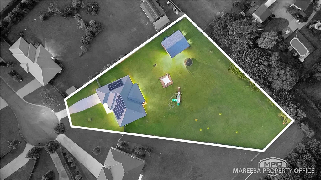 Mareeba 4कमरा Executive Family Living on 4,089m² with Shed, Solar & Entertaining