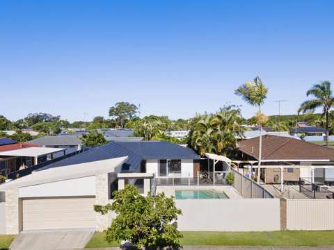 Mermaid Waters 4 Bedroom Stylish Family Entertainer with Rare Holiday Let Approval License