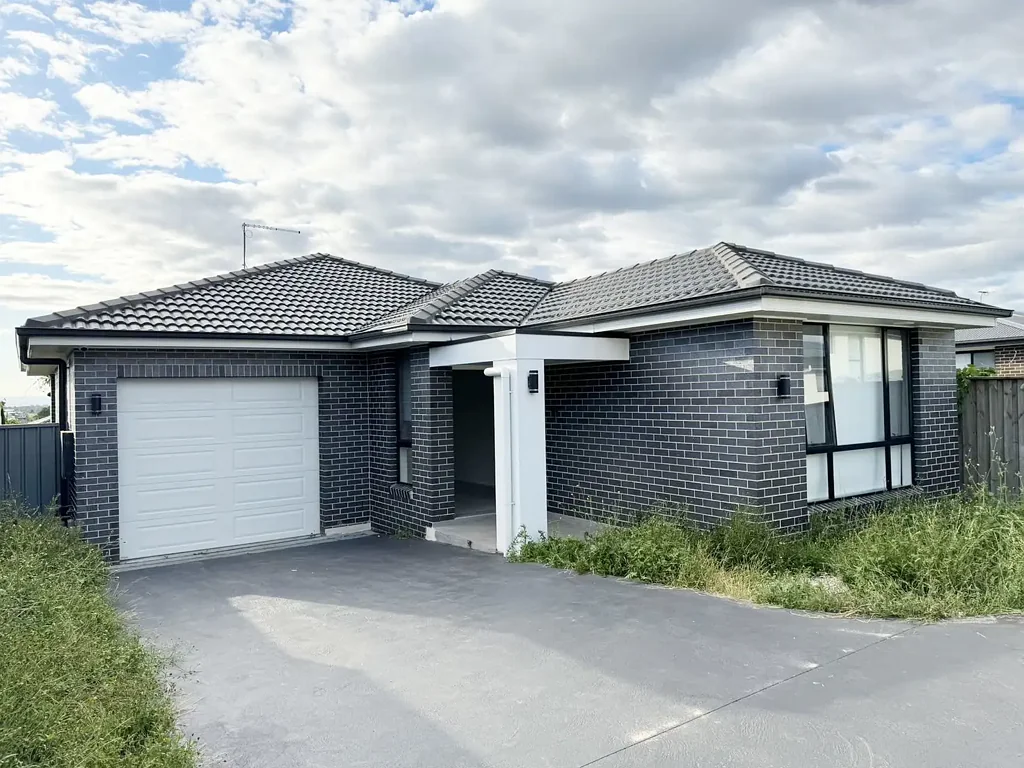 Leppington 卓越增长区 便捷交通 悉尼西南新贵奢居 顶级配套 宽敞衣柜 品牌家电 高级涂装系统 现代舒适生活 Brand New 4-Bedroom Home sitting on a Huge Block of Land