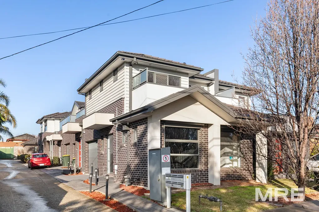 Furnished, light-filled living in a prime preston location