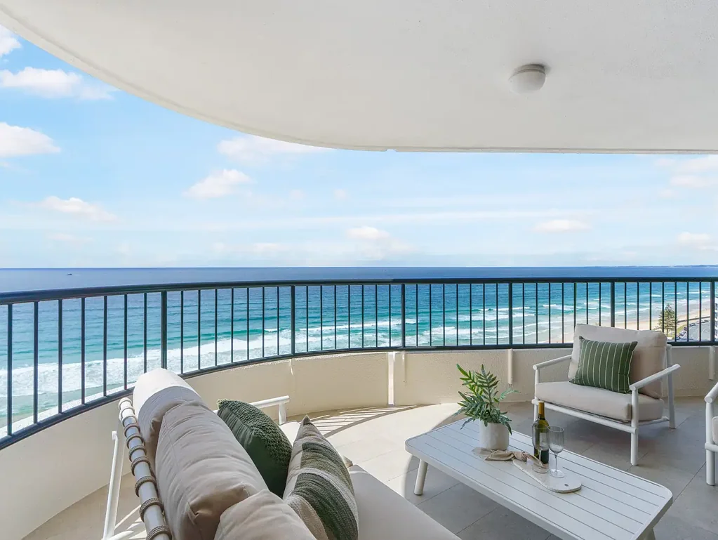 Main Beach 2ਬੈੱਡਰੂਮ Half-floor Beachside Residence in 'Silverpoint'