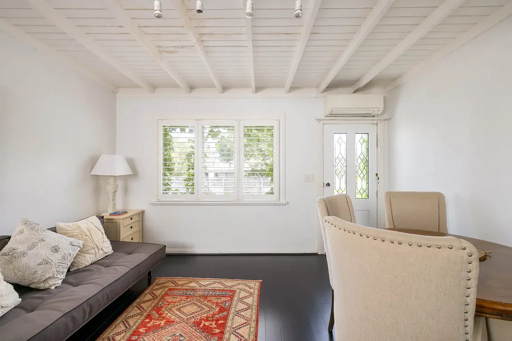 Sunny furnished home near CBD / available for 5-month lease