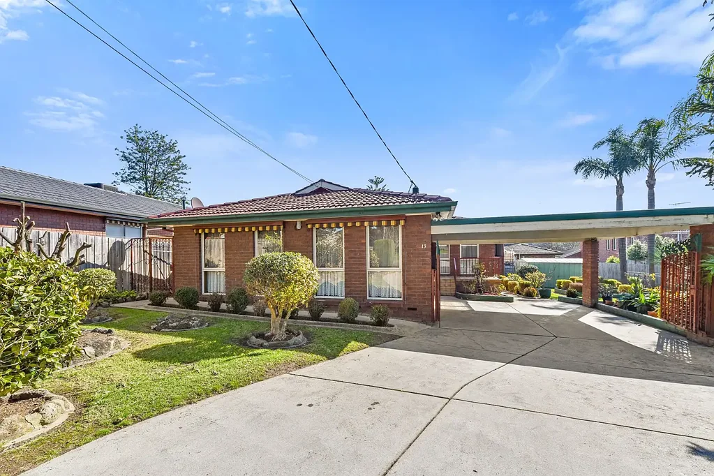 Burwood East 4房 备受追捧的 Burwood East 区域内的单层家庭生活 Single-Level Family Living in a Sought-After Burwood East Pocket