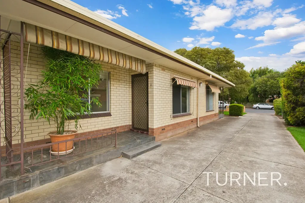 LOVELY UPDATED 2 BED UNIT CLOSE TO CITY