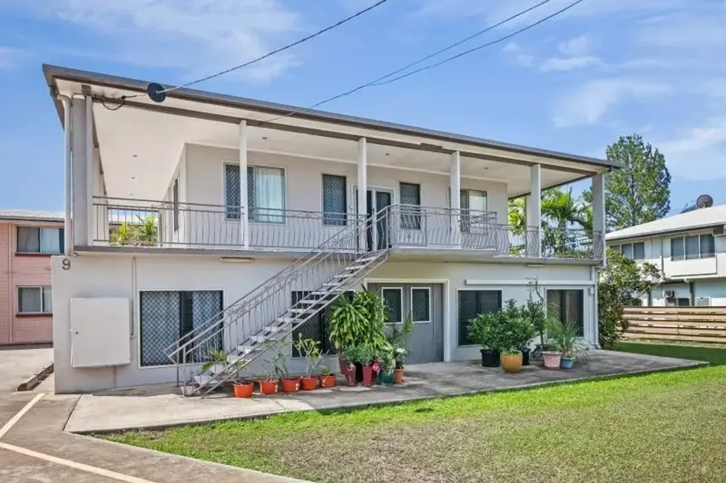 Ground floor 2 bedroom unit- 6 month lease!