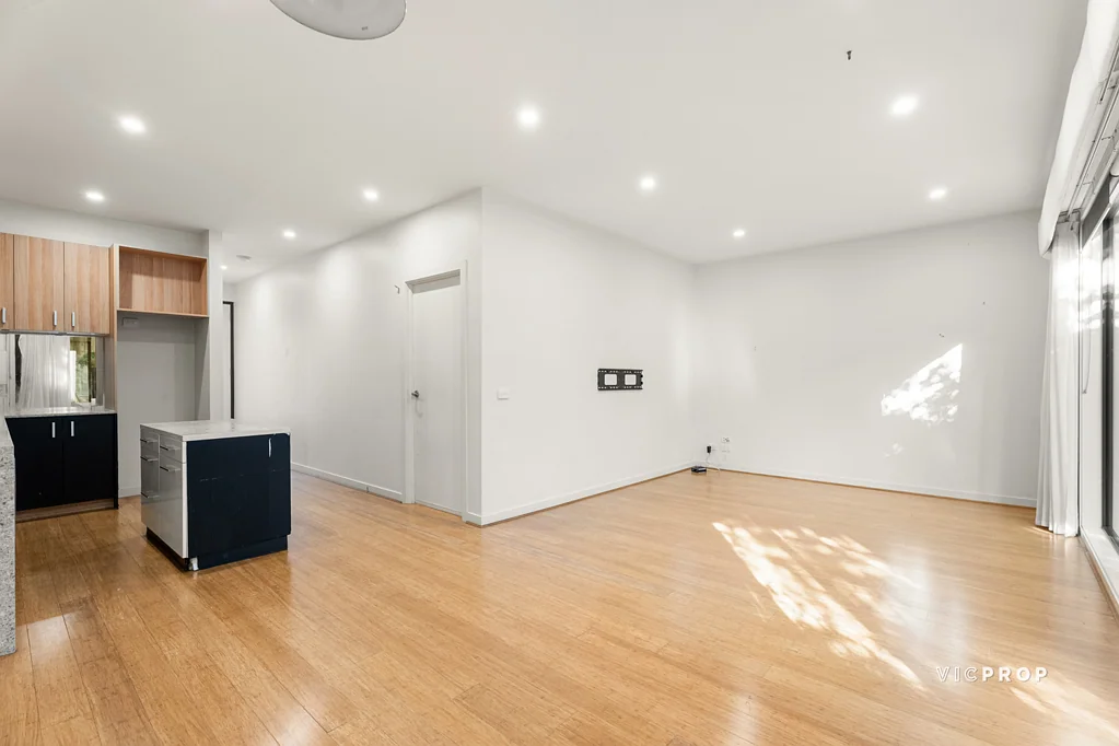 Luxury Triple-Bedroom Ivanhoe Townhome Near Elite Schools & Rails