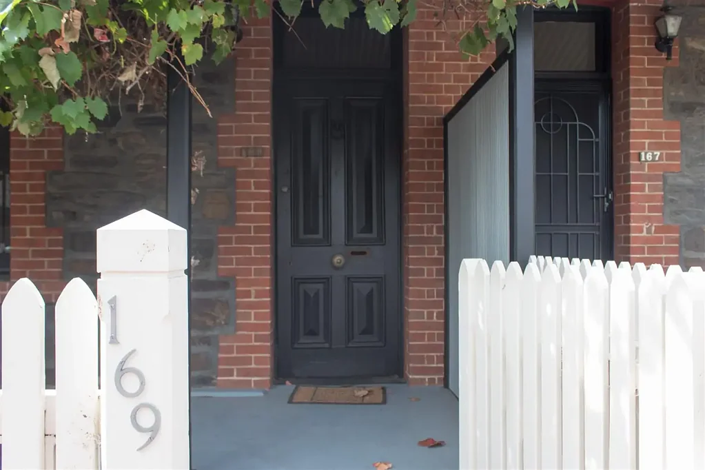 CHARMING TWO BEDROOM COTTAGE CLOSE TO THE CBD AND PUBLIC TRANSPORT