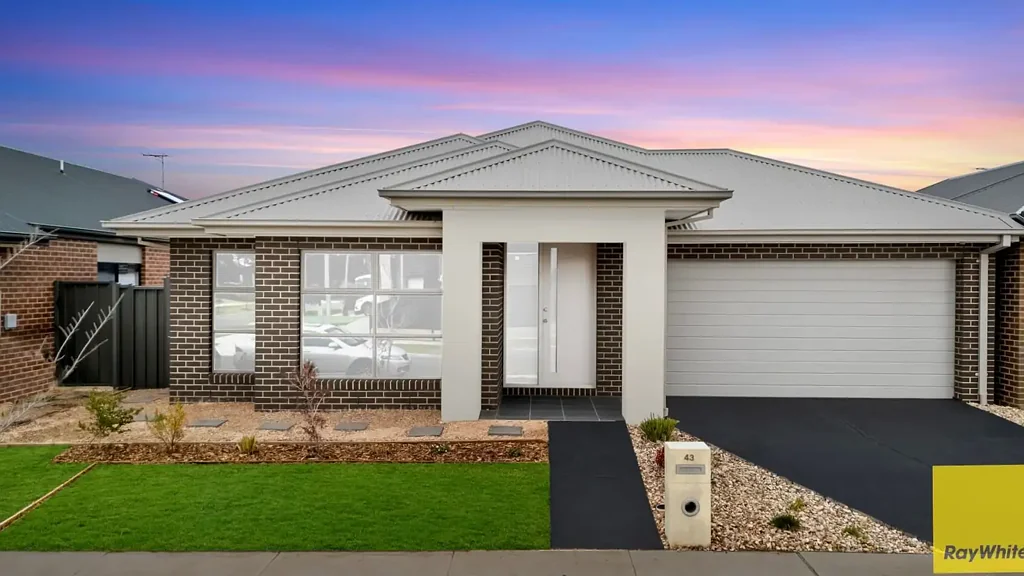 Tarneit 4 Bedroom Stunning North Facing Family Home. Approx 450 m to Karwan Primary School & Future Shopping Centre