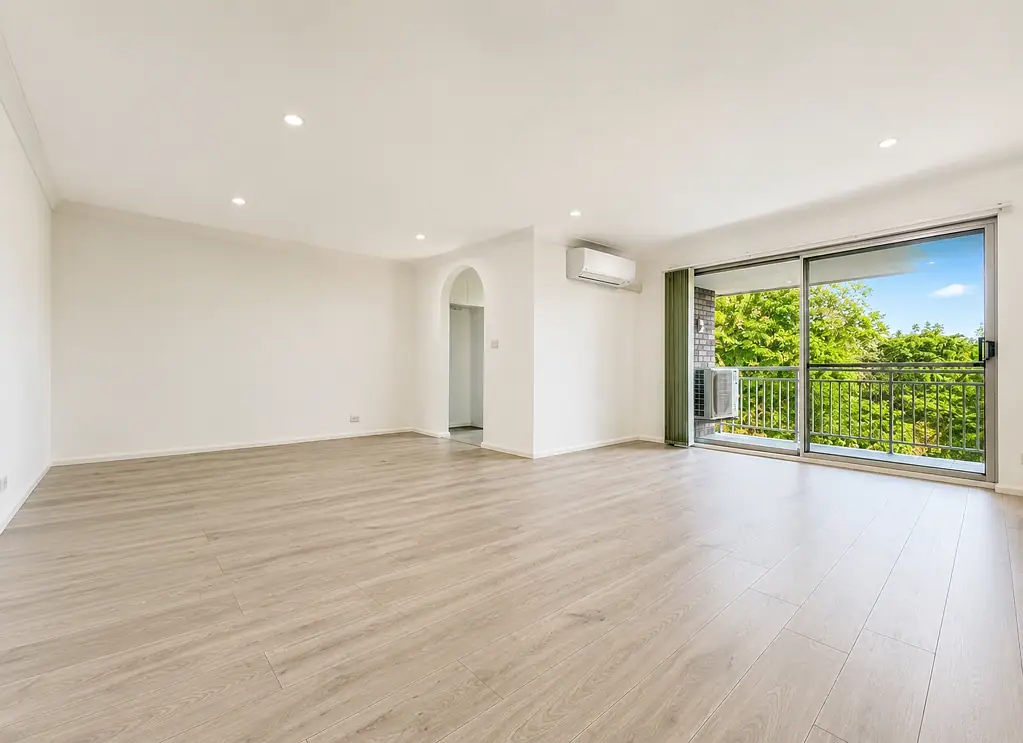 Rare Beautifully Renovated 2 Bedroom Unit In the heart of Eastwood