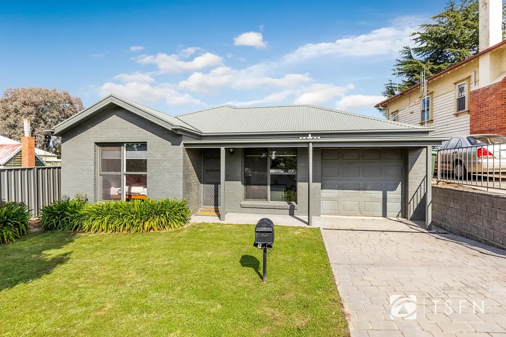 FULLY FURNISHED HOME MIDDLE OF BENDIGO - CONTACT AGENT FOR AVAILABILITY