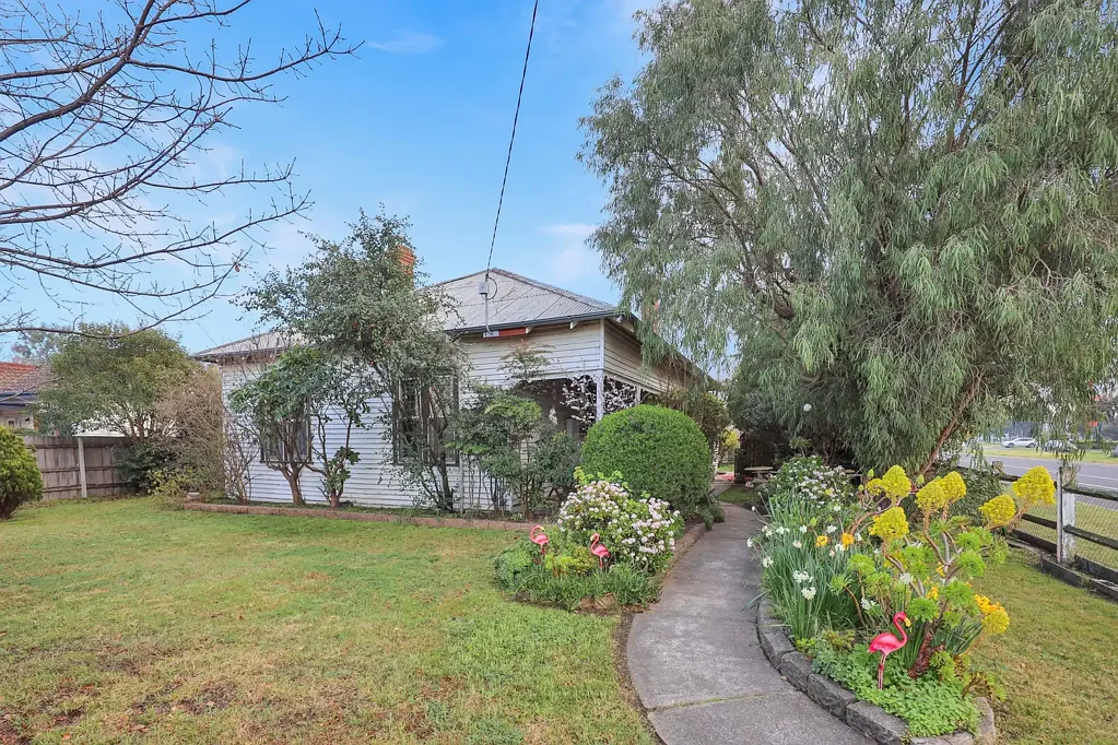 Bairnsdale 3 Bedroom 1920's Home on Large Corner Block, Downtown Location!