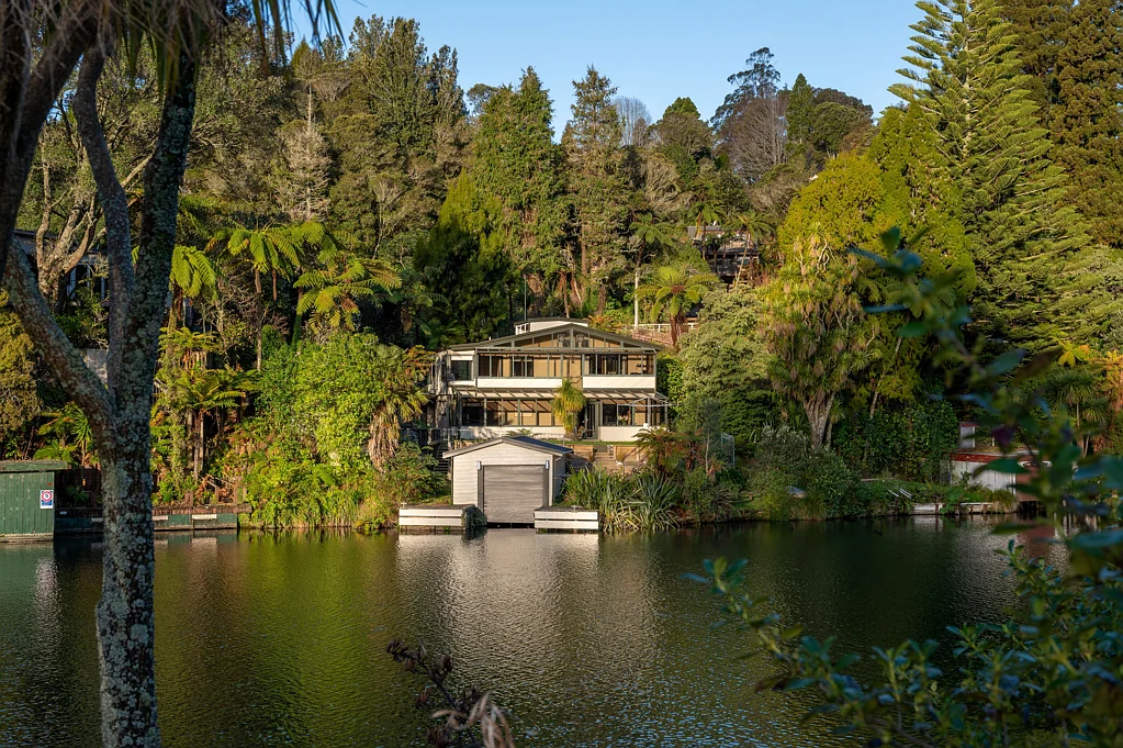 Lake Rotoiti 3房  Boatshed, Jetty and 270sqm of Family Bach Living