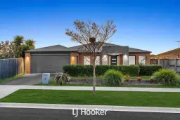 8 Robusta Avenue, Cranbourne