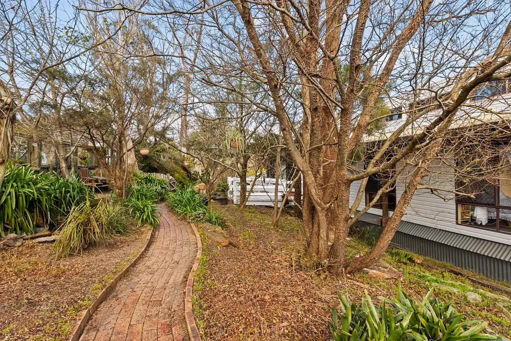 Katoomba 4 Bedroom Tranquil living on 3,674m² with Bush Outlook and Valley Views
